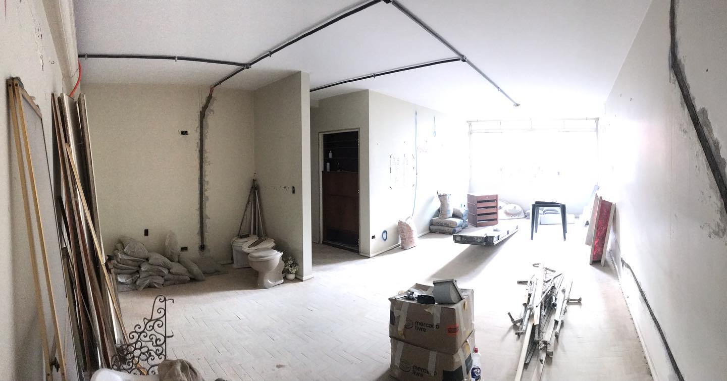 Registro real de inspeção: reforma de interiores com infraestrutura em andamento