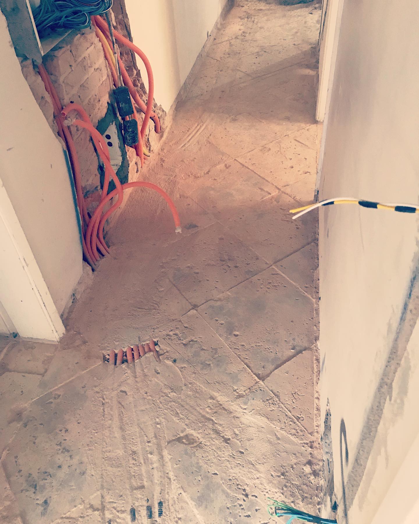 Detalhe de eletrodutos e passagem de instalações durante uma reforma